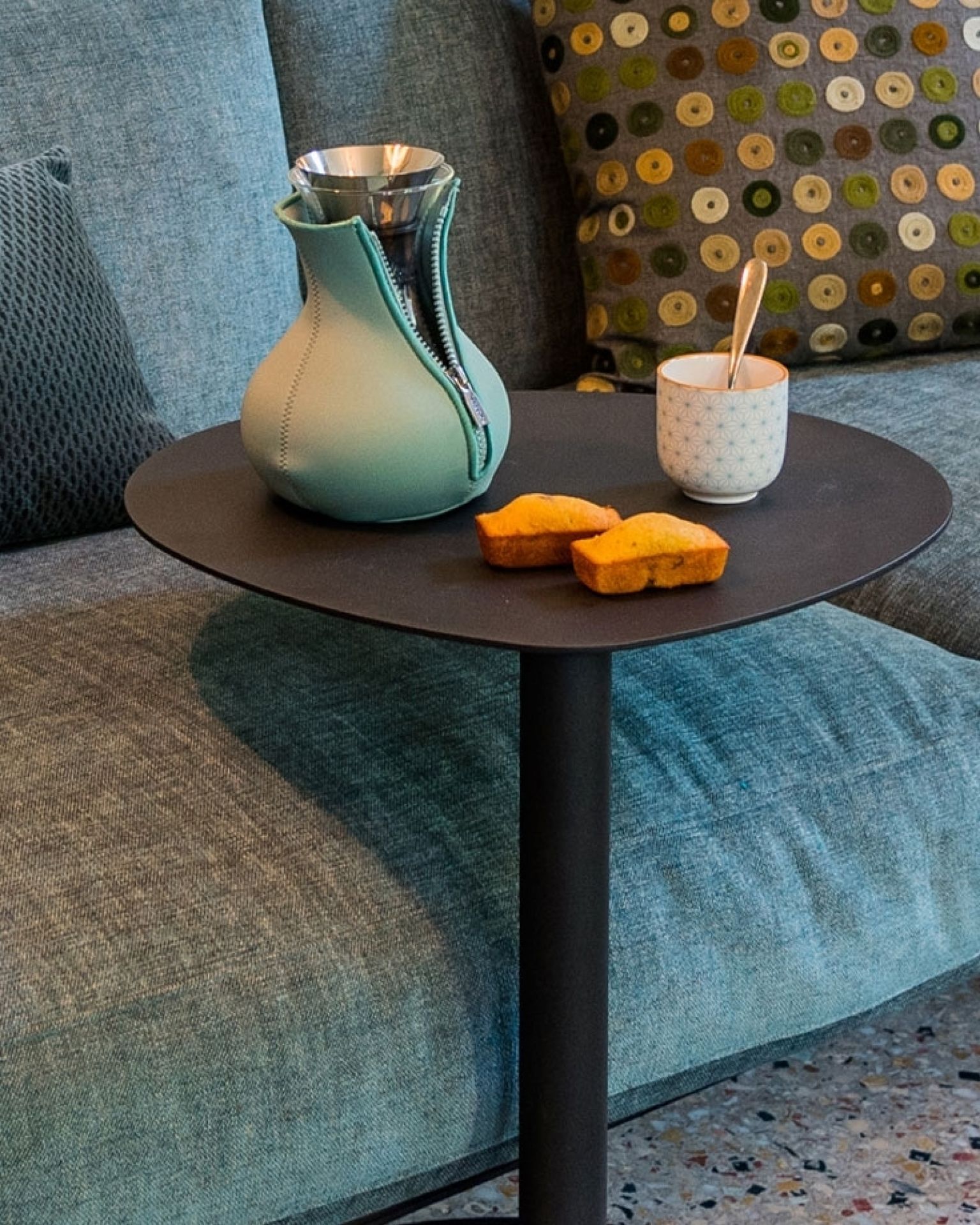 Schwarzer Easy Boy Beistelltisch von Segis mit Snacks und Getränken auf einem Sofa.